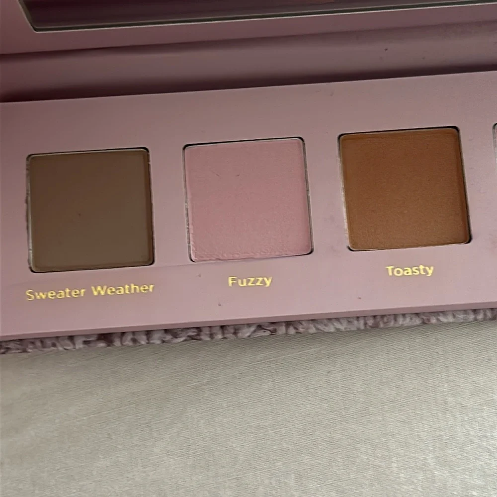 Dominique Cosmetics eye shadow palette